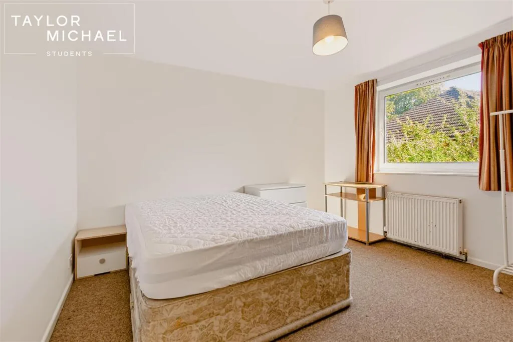 6 bedroom semi-detached house for rent
