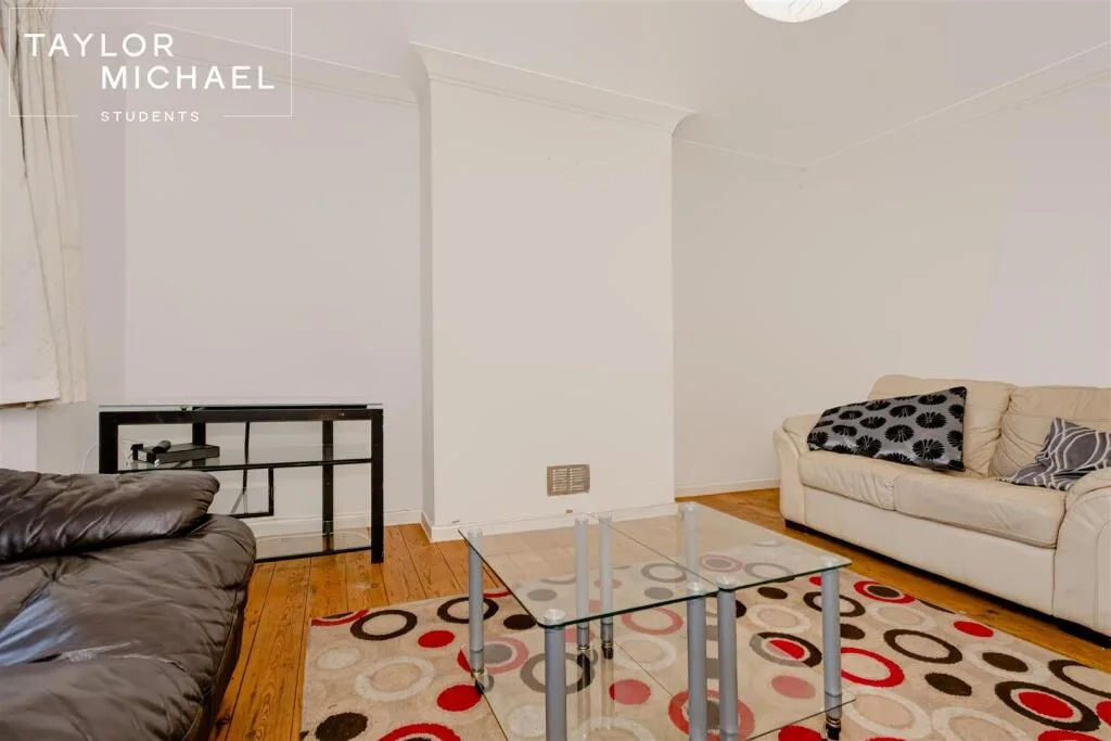 6 bedroom semi-detached house for rent