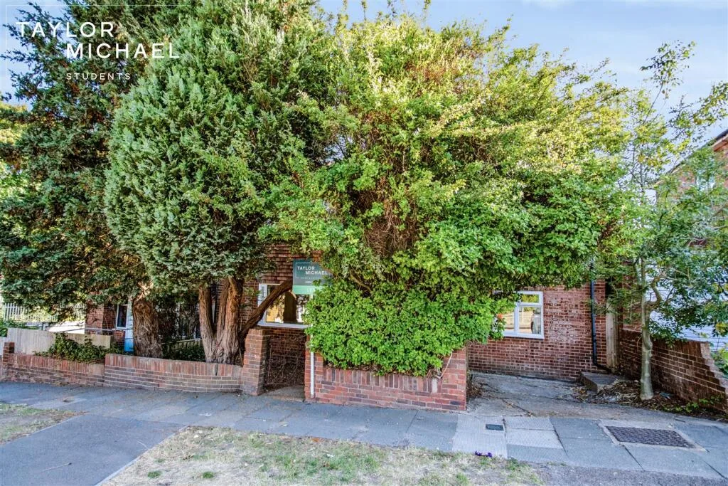 6 bedroom semi-detached house for rent