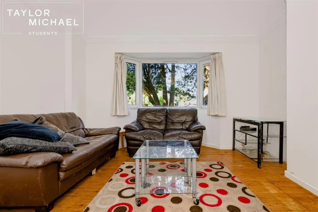 6 bedroom semi-detached house for rent