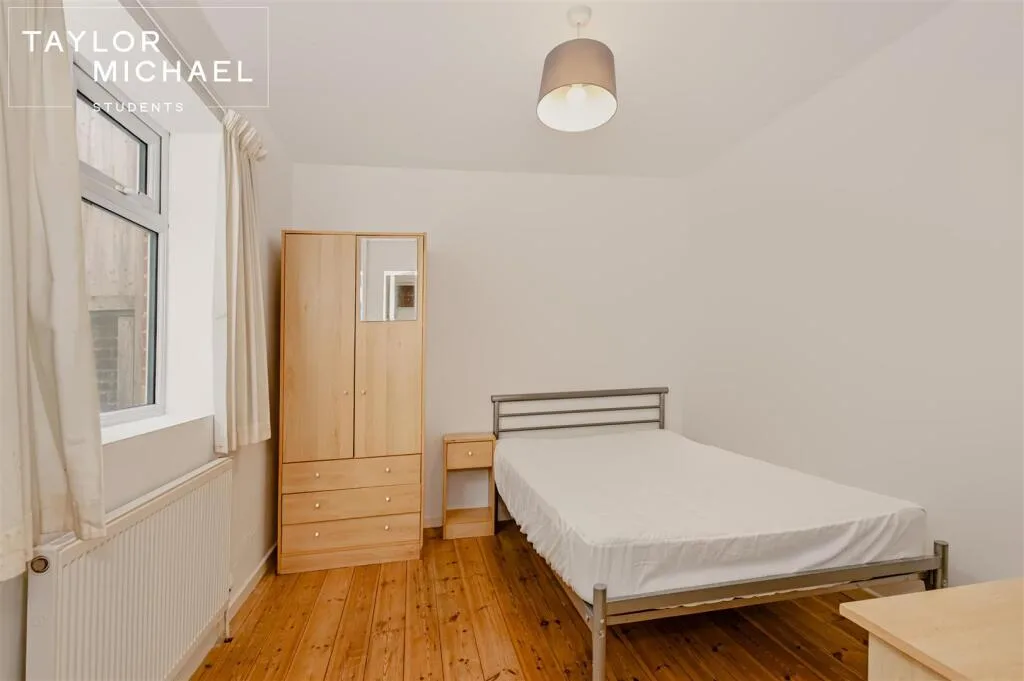 6 bedroom semi-detached house for rent
