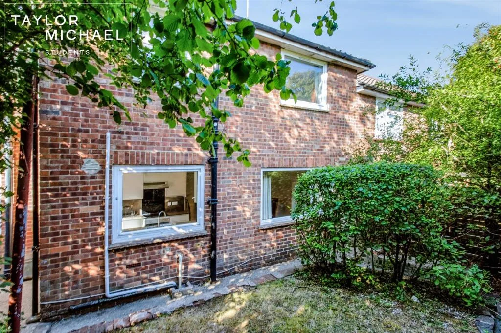 6 bedroom semi-detached house for rent