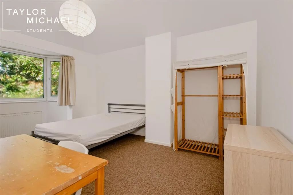 6 bedroom semi-detached house for rent