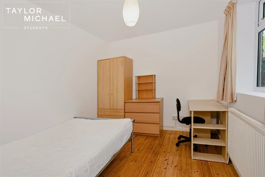 6 bedroom semi-detached house for rent