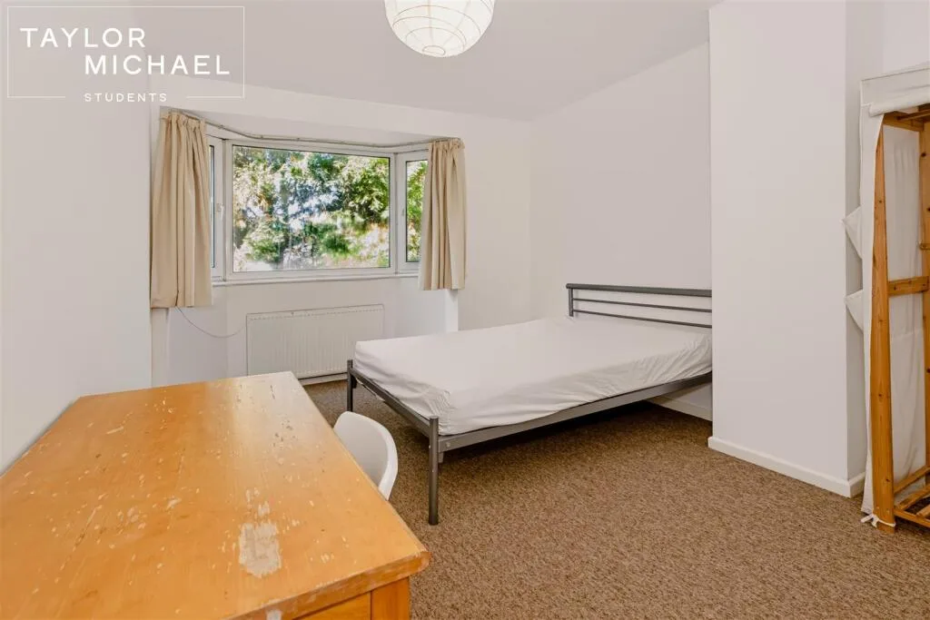 6 bedroom semi-detached house for rent