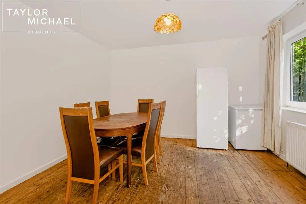 6 bedroom semi-detached house for rent