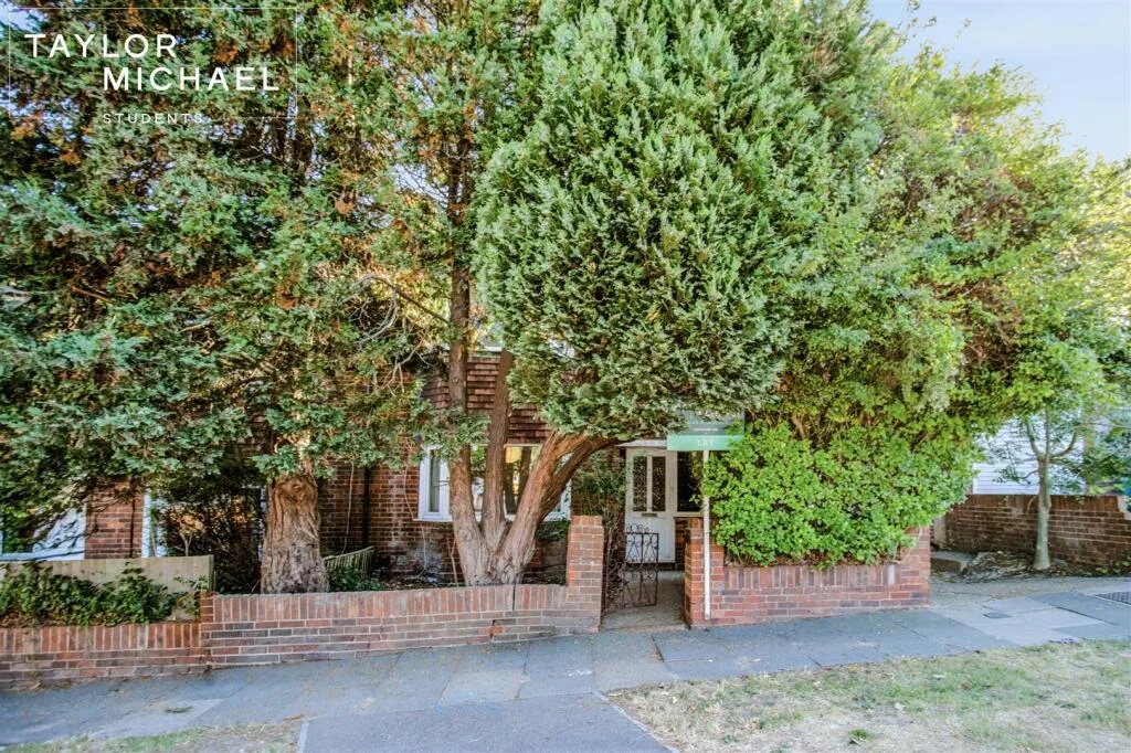 6 bedroom semi-detached house for rent
