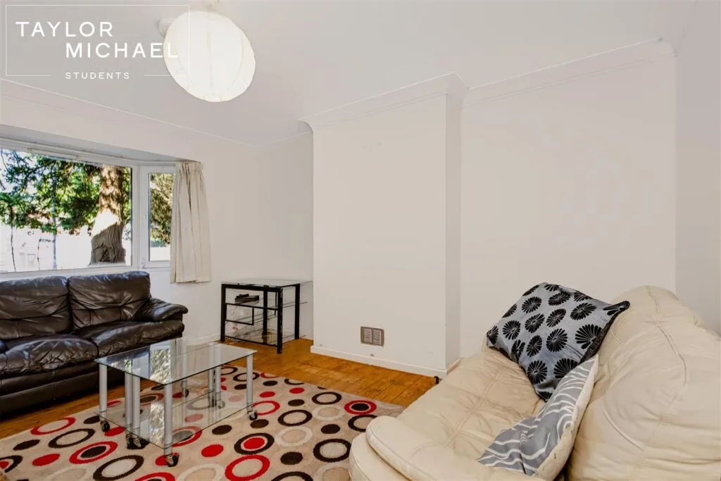 6 bedroom semi-detached house for rent