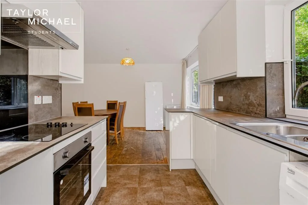 6 bedroom semi-detached house for rent