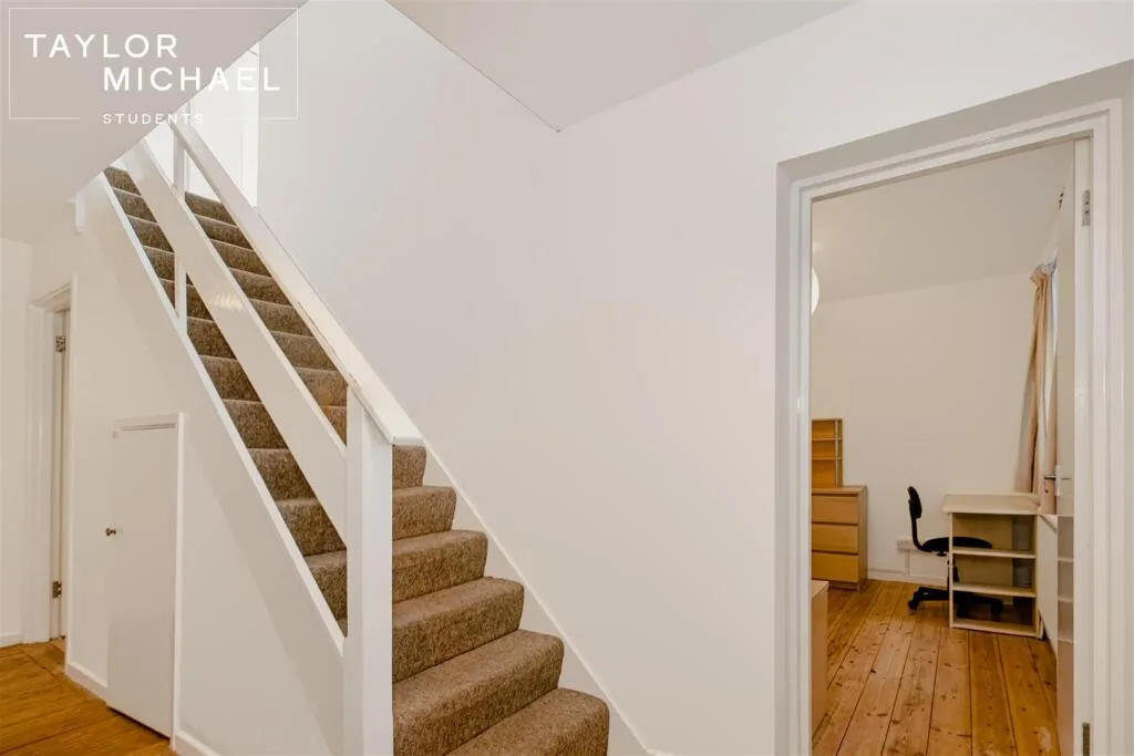 6 bedroom semi-detached house for rent