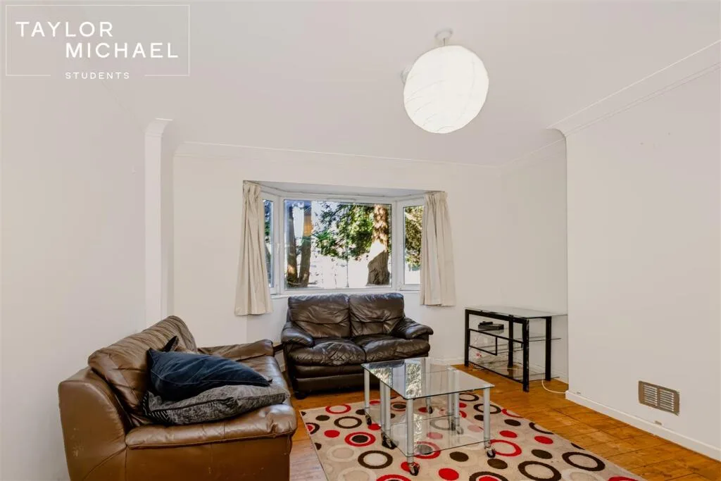 6 bedroom semi-detached house for rent
