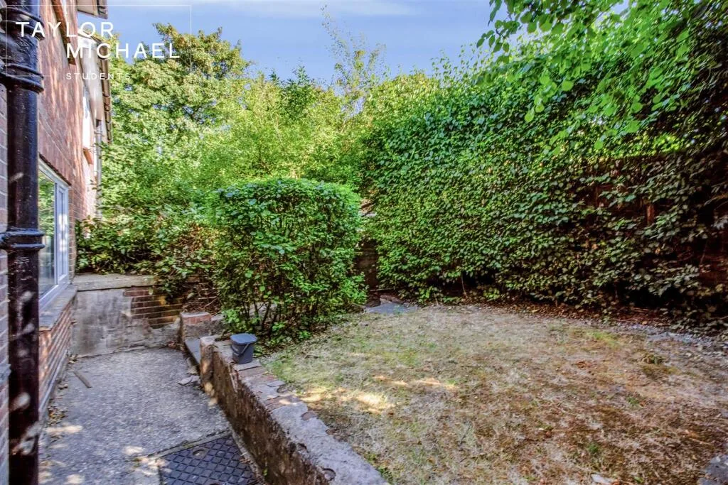 6 bedroom semi-detached house for rent