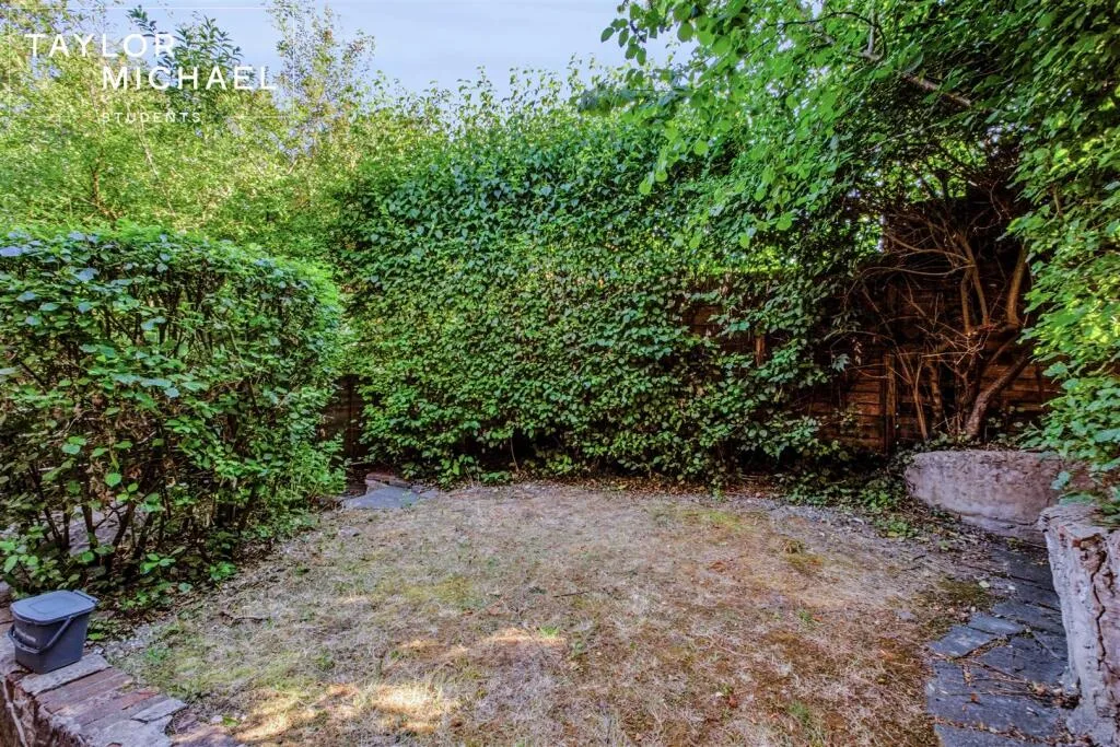 6 bedroom semi-detached house for rent
