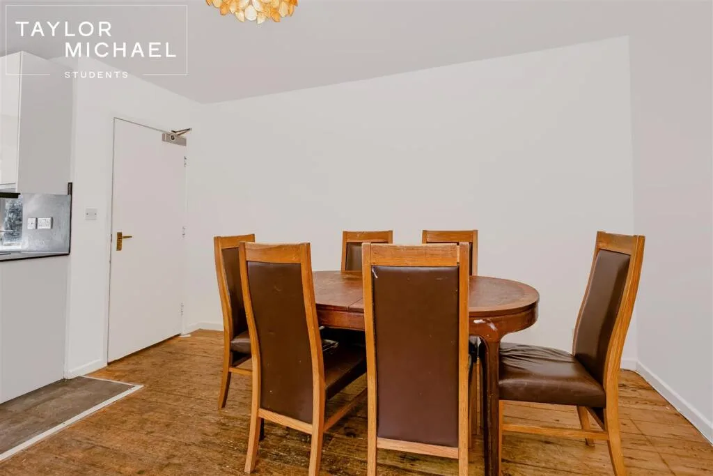 6 bedroom semi-detached house for rent