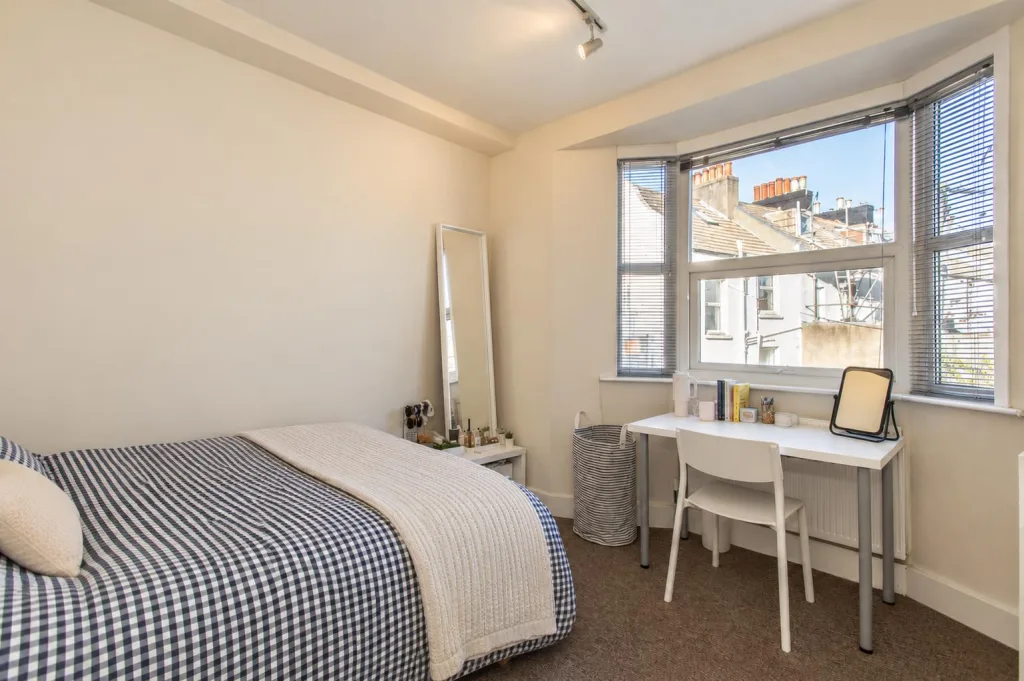 6 bedroom end of terrace house for rent