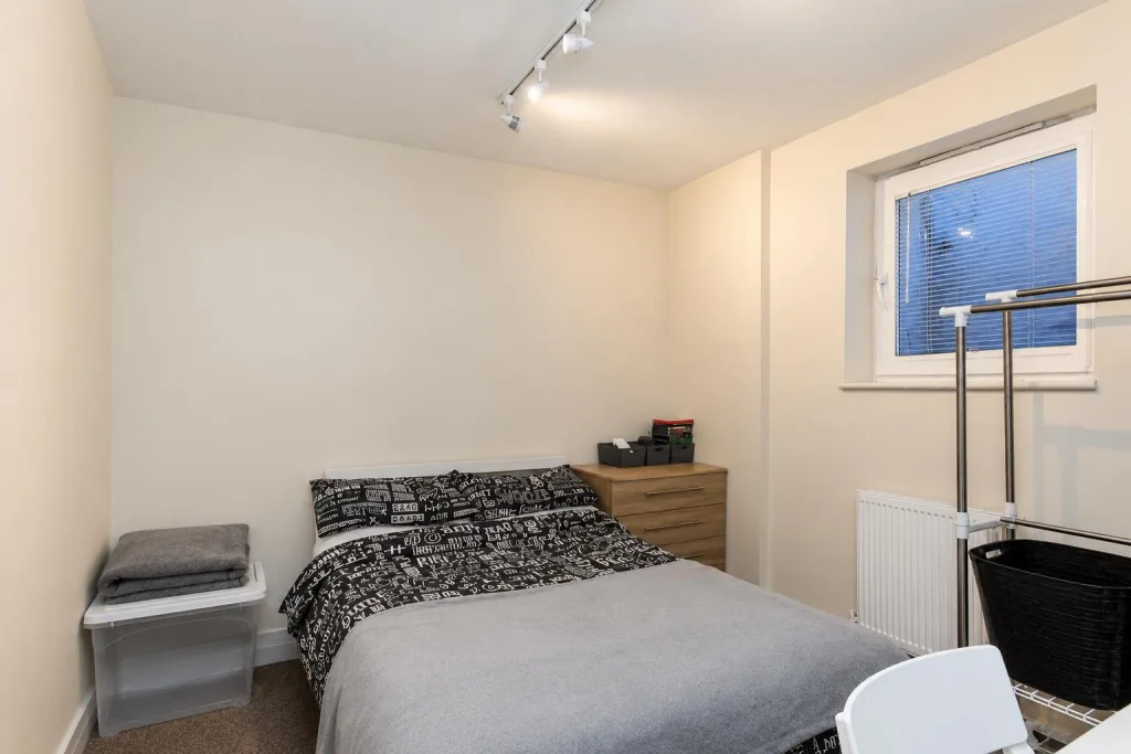 6 bedroom end of terrace house for rent