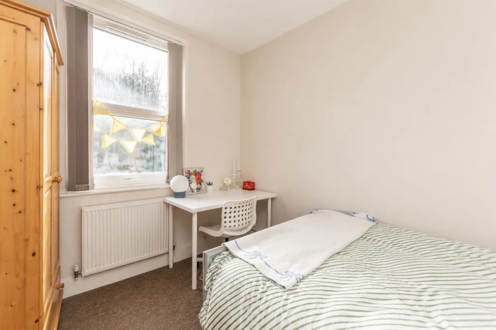 6 bedroom end of terrace house for rent