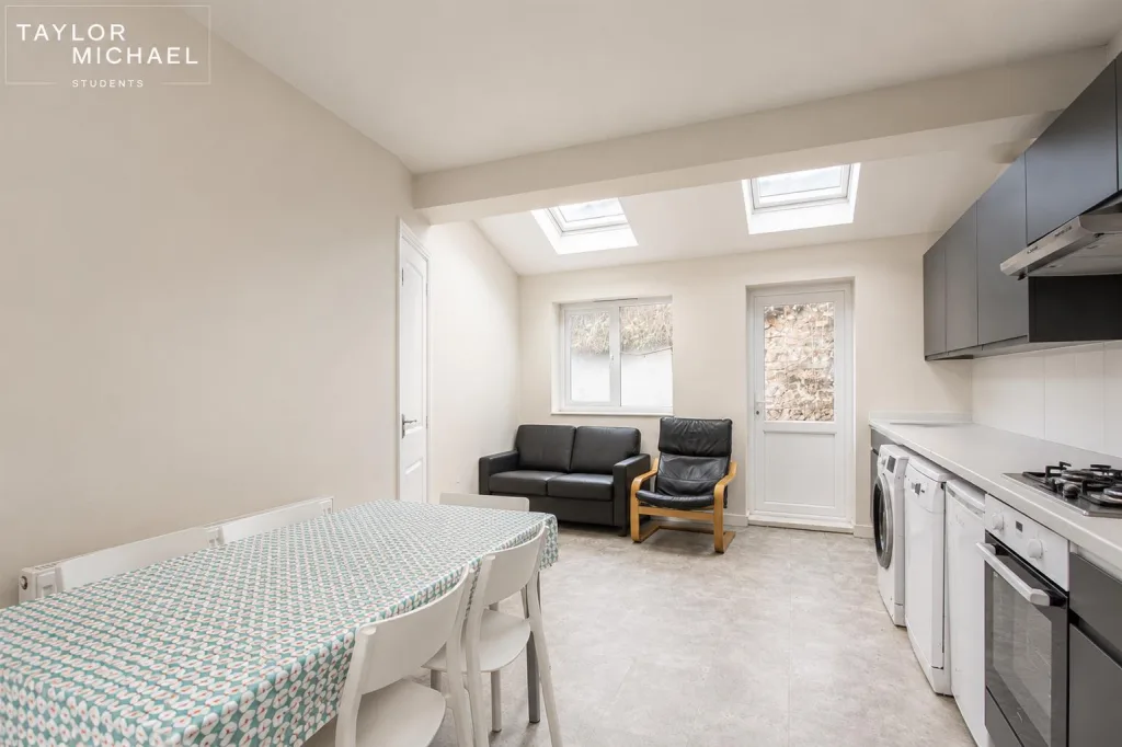 6 bedroom end of terrace house for rent