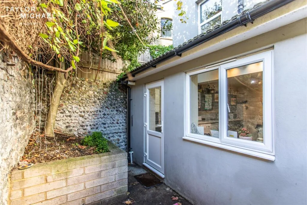 6 bedroom end of terrace house for rent