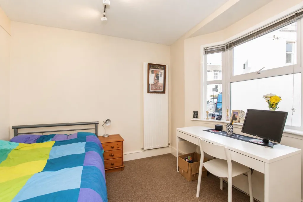 6 bedroom end of terrace house for rent