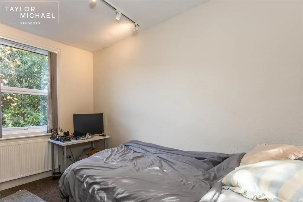 6 bedroom end of terrace house for rent