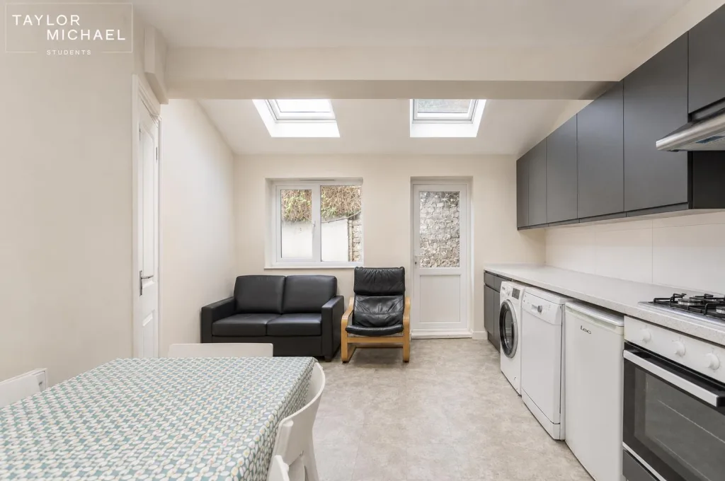 6 bedroom end of terrace house for rent