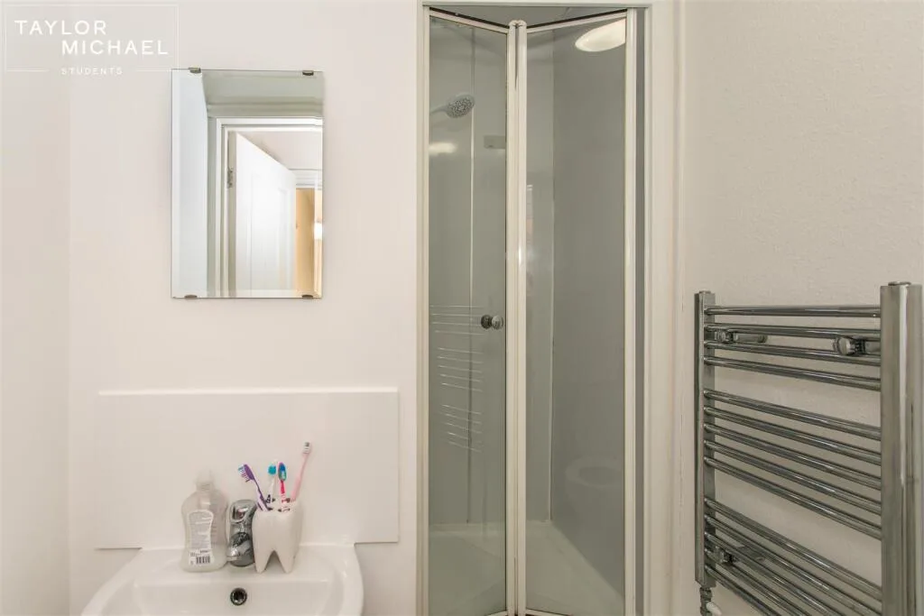 6 bedroom end of terrace house for rent