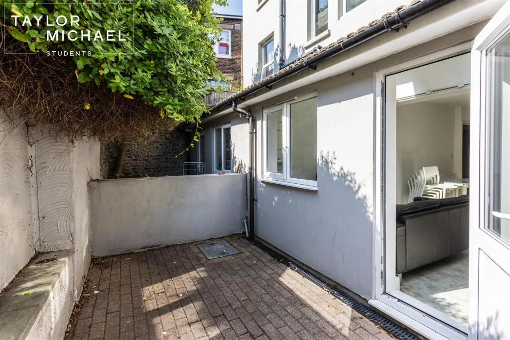 6 bedroom terraced house for rent