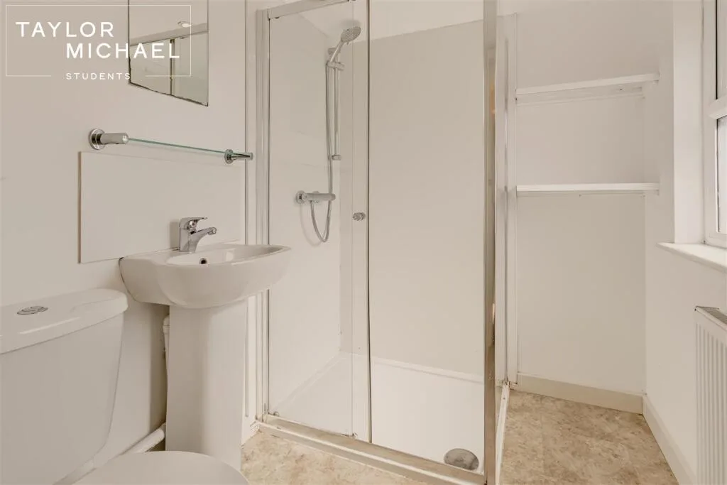6 bedroom terraced house for rent