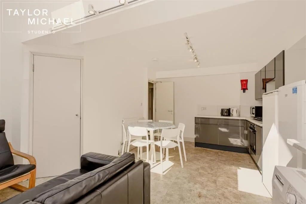 6 bedroom terraced house for rent