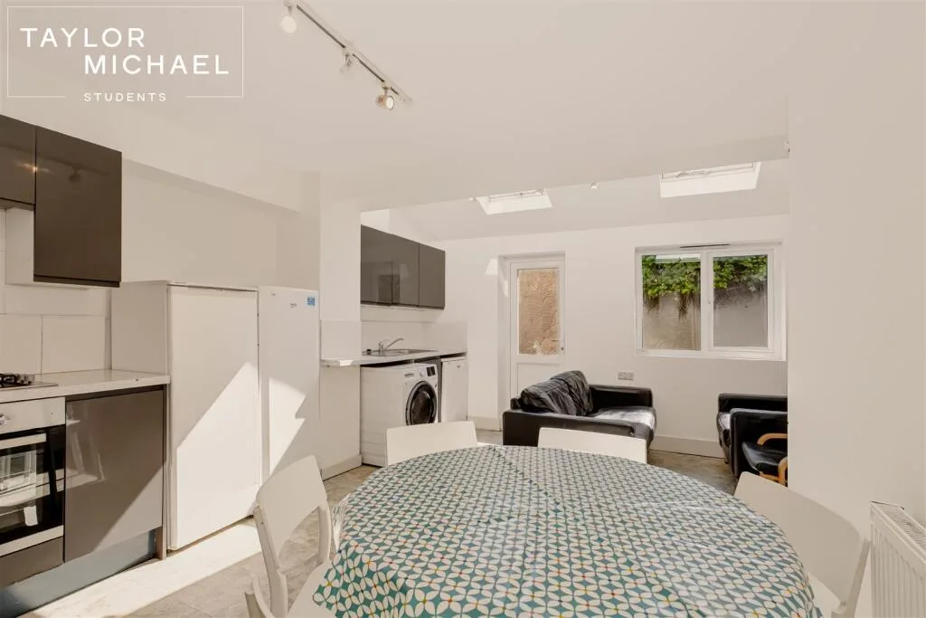6 bedroom terraced house for rent