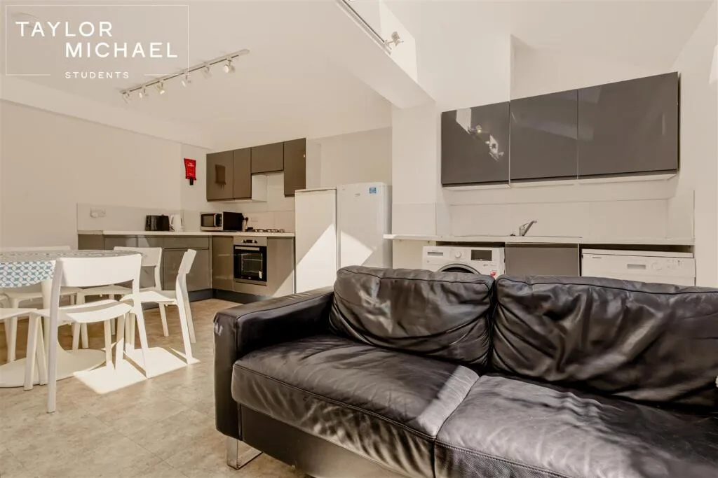 6 bedroom terraced house for rent