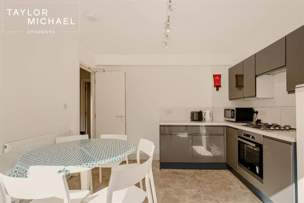 6 bedroom terraced house for rent