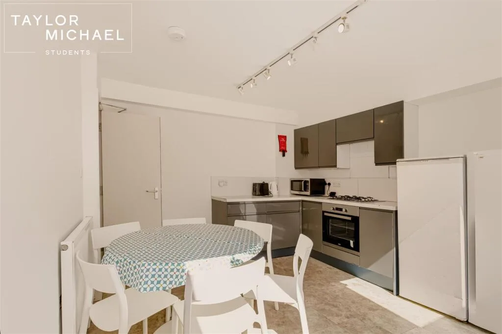 6 bedroom terraced house for rent