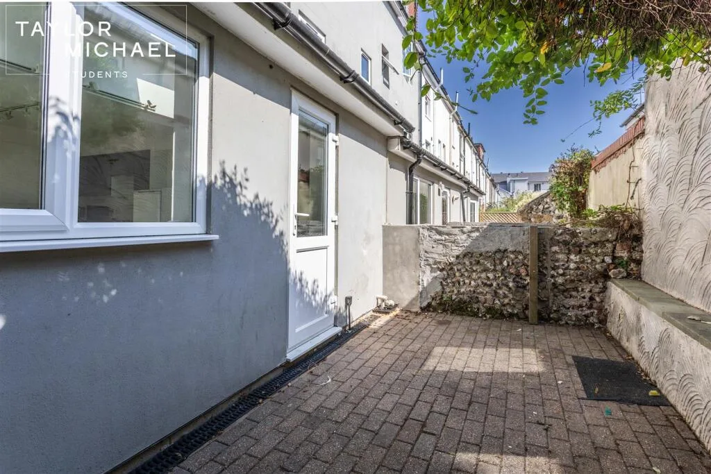 6 bedroom terraced house for rent