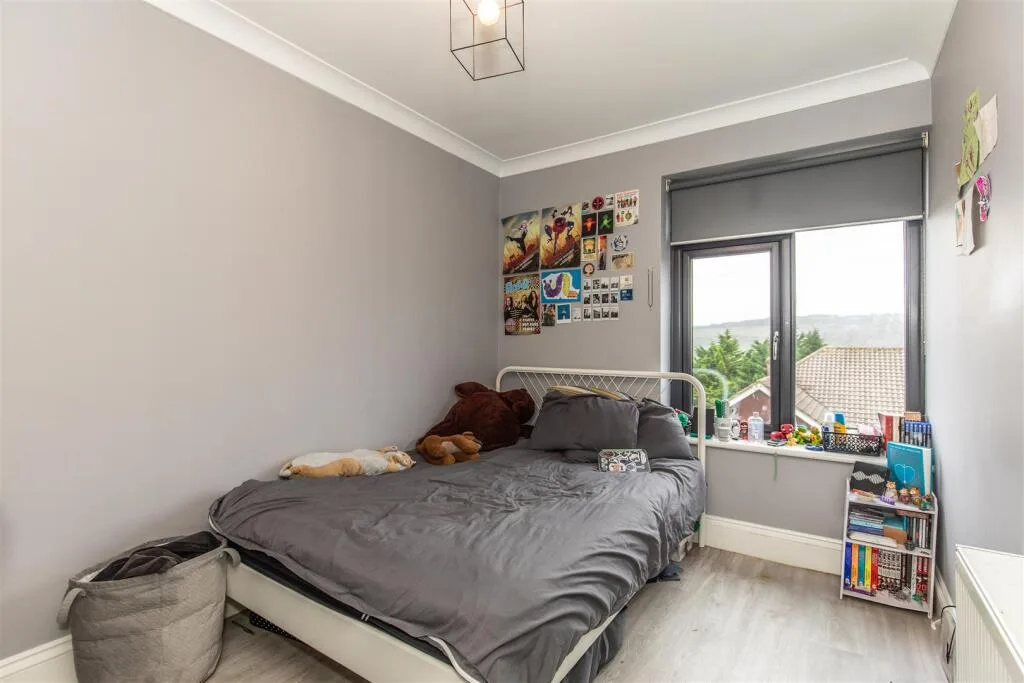 6 bedroom semi-detached house for rent