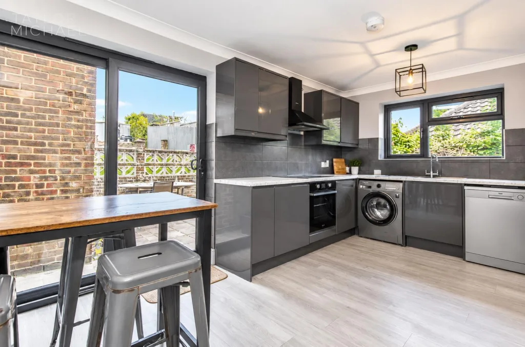 6 bedroom semi-detached house for rent