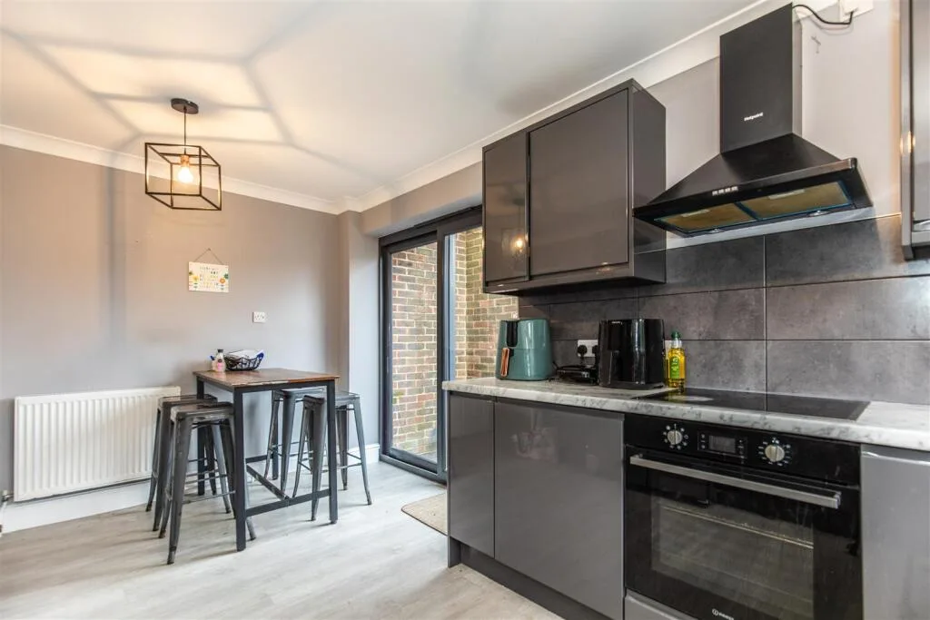 6 bedroom semi-detached house for rent