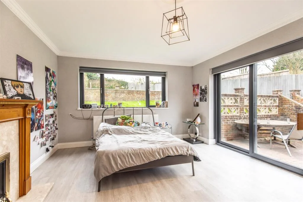 6 bedroom semi-detached house for rent