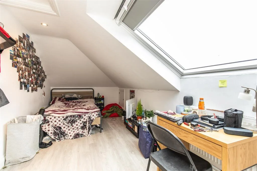 6 bedroom semi-detached house for rent