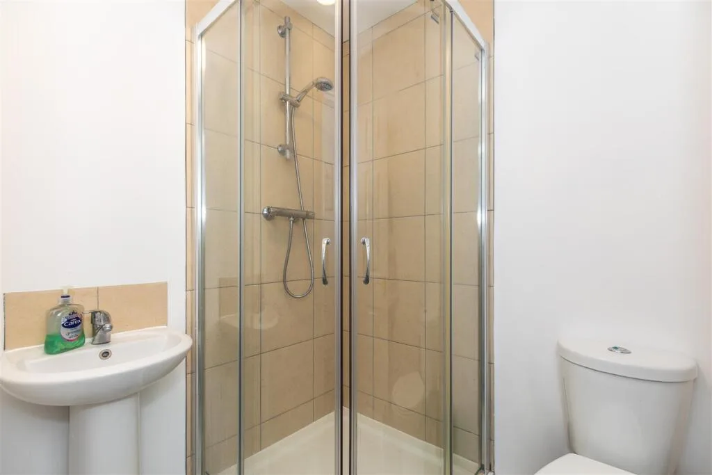 6 bedroom semi-detached house for rent