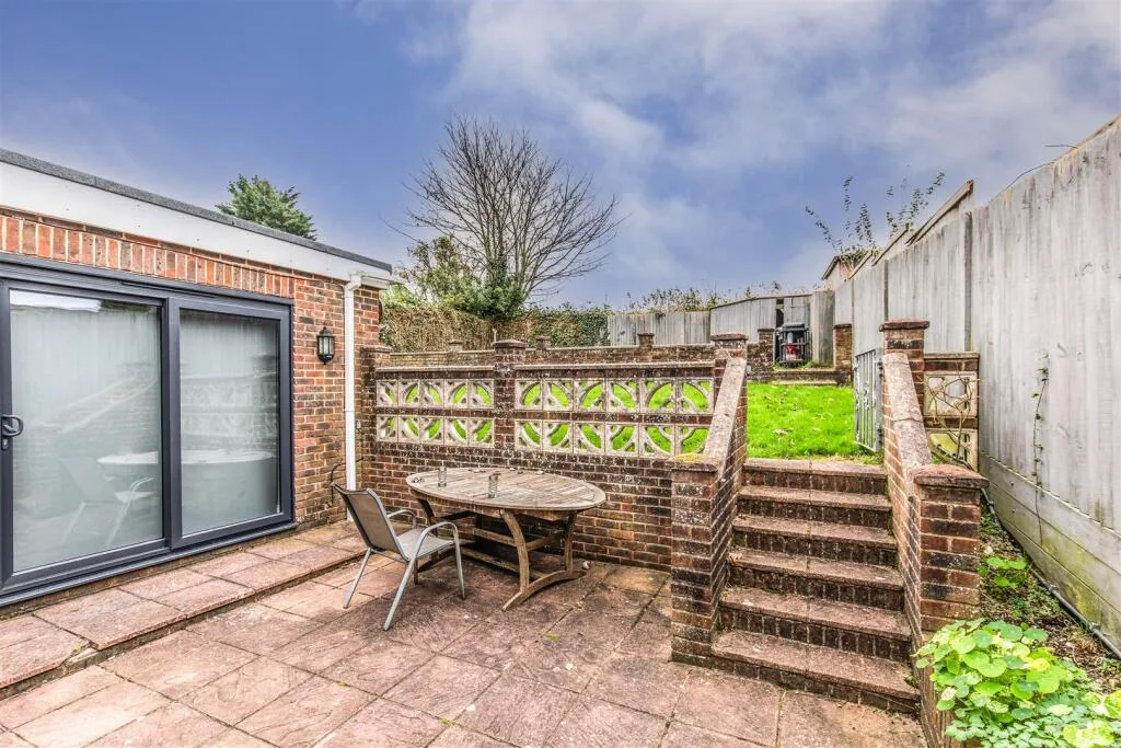 6 bedroom semi-detached house for rent