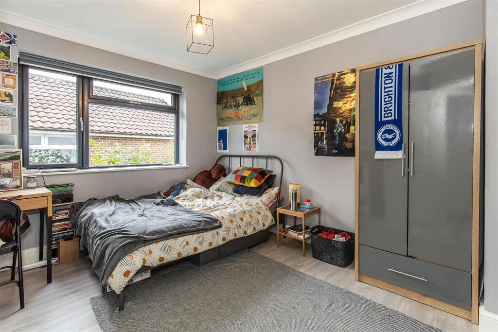 6 bedroom semi-detached house for rent