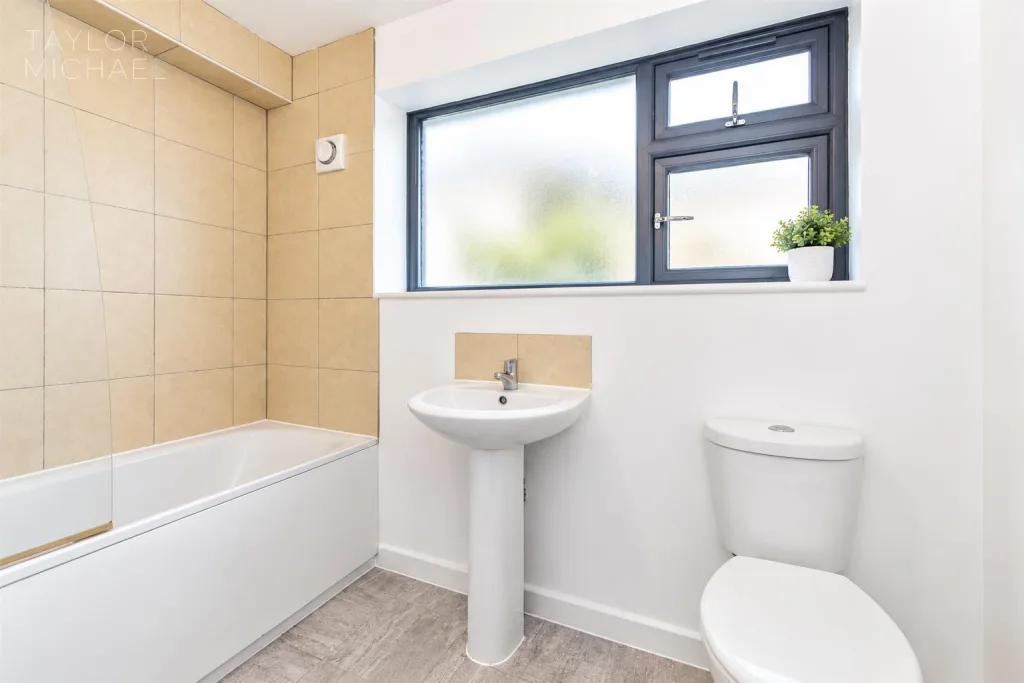 6 bedroom semi-detached house for rent
