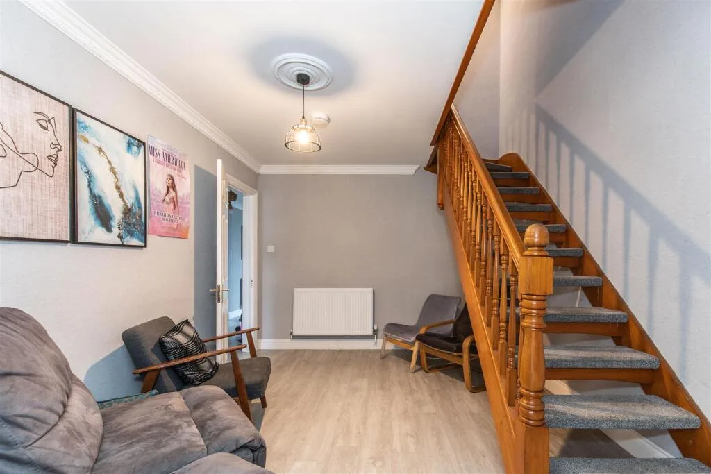 6 bedroom semi-detached house for rent