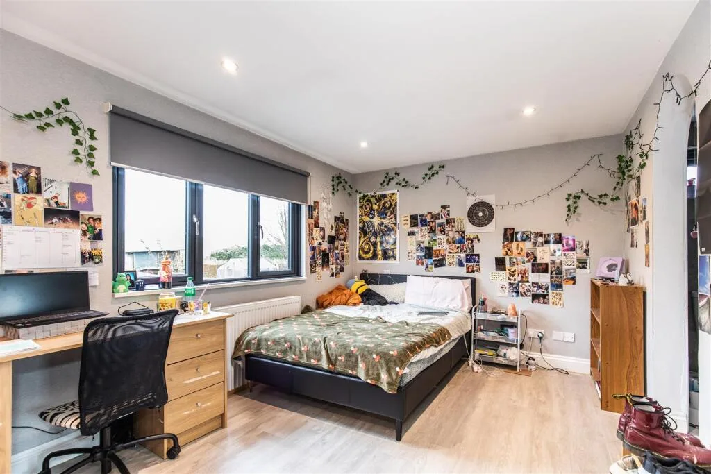 6 bedroom semi-detached house for rent