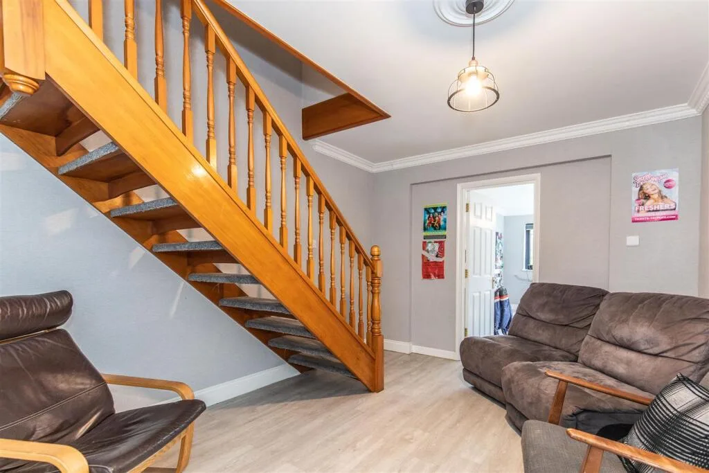 6 bedroom semi-detached house for rent