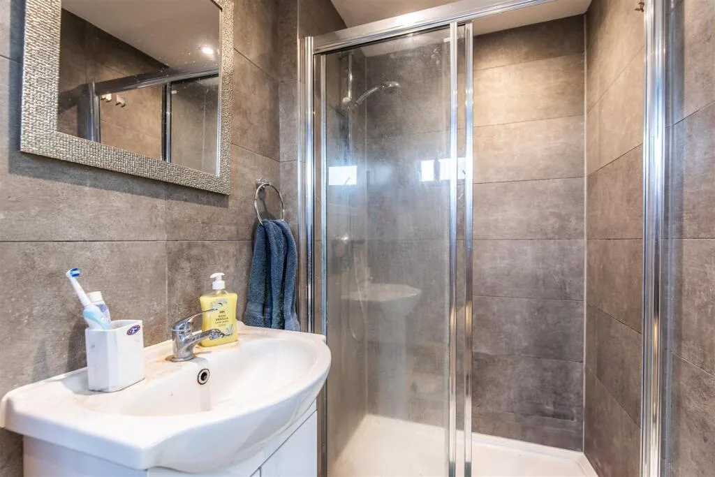 6 bedroom semi-detached house for rent