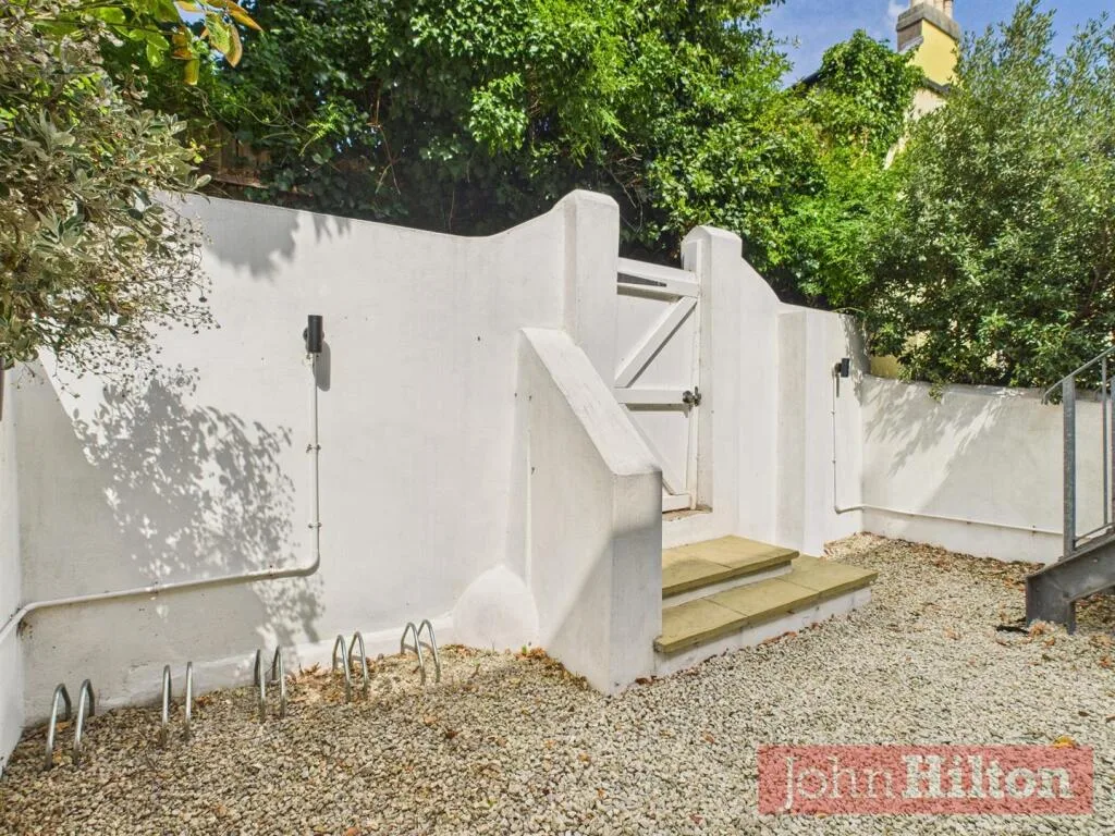 6 bedroom maisonette for rent