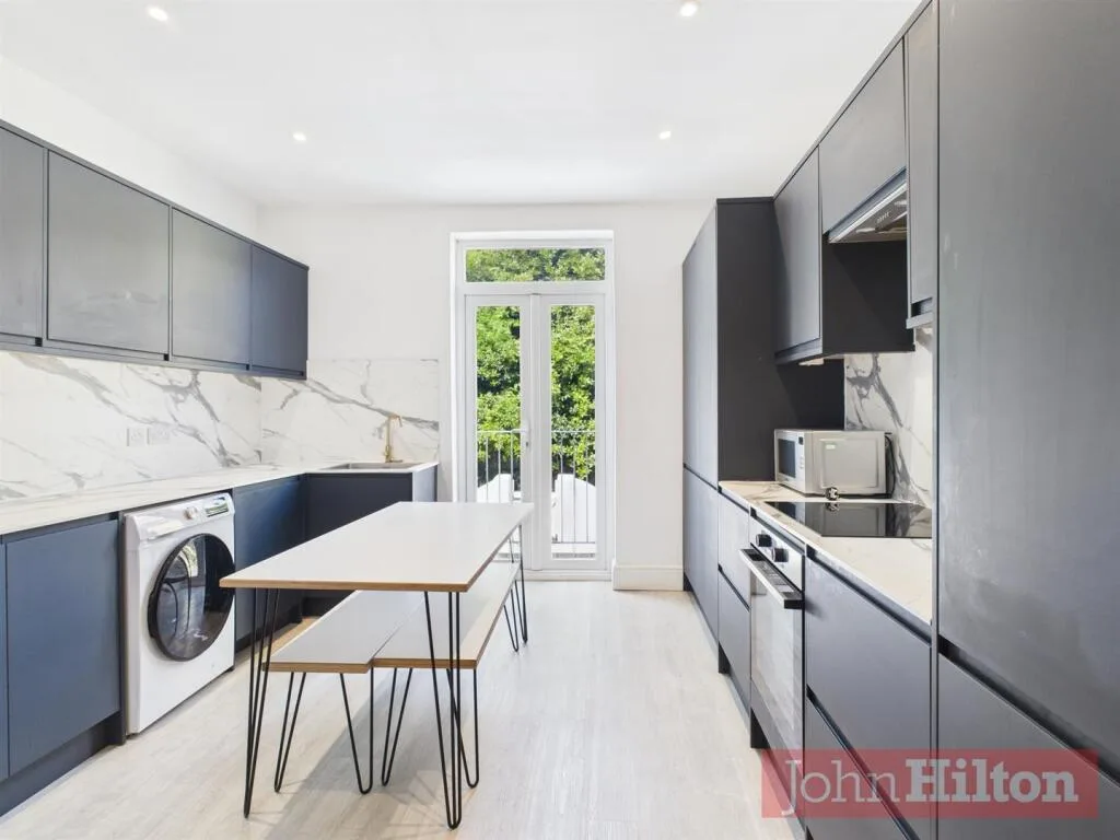 6 bedroom maisonette for rent